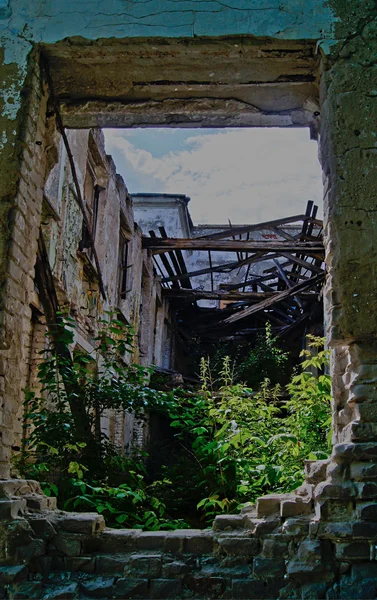 Ruinen eines zerstörten Backsteinhauses. — Stockfoto