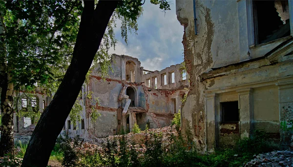 Ruïnes van een verwoeste bakstenen huis. — Stockfoto