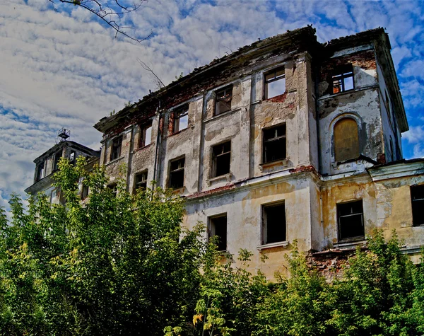 Ruinen eines zerstörten Backsteinhauses. — Stockfoto