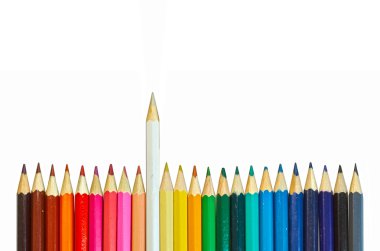 Çocuk kalemler farklı renklerde.