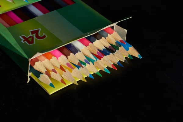 Kinderen potloden van verschillende kleuren. — Stockfoto