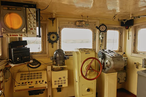 Ausrüstung im Cockpit eines alten Schiffes. — Stockfoto