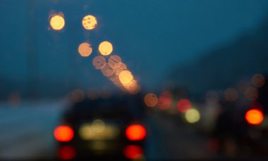 Gece ışıkları ile araçların.