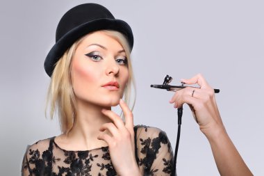 Bir kız modeli el airbrush ile moda portre. Moda, makyaj akşam glamour aksesuarları.