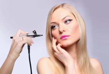 Bir kız modeli el airbrush ile moda portre. Moda, makyaj akşam glamour aksesuarları.