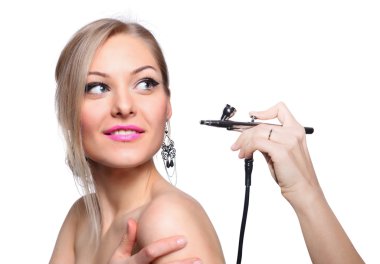 Bir kız modeli el airbrush ile moda portre. Moda, makyaj akşam glamour aksesuarları.