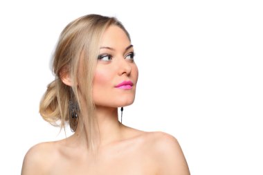 Bir kız modeli moda portre. Moda, makyaj akşam glamour aksesuarları. Özgürlük bahar parlak stil Bayan, çıplak omuz.