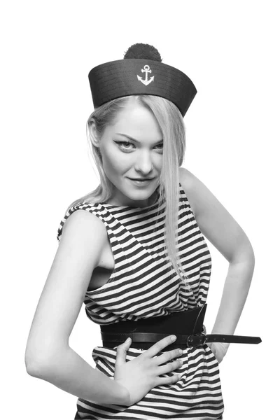 Mladá blonďatá ženské námořník pózuje ve své uniformě a při pohledu na fotoaparát izolovaných na bílém pozadí — Stock fotografie