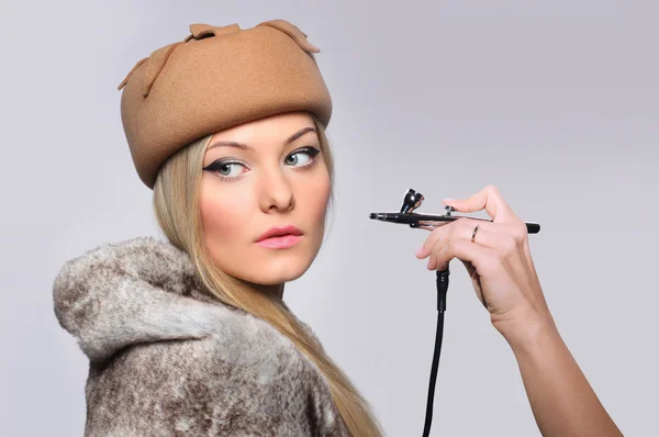 Bir kız modeli el airbrush ile moda portre. — Stok fotoğraf