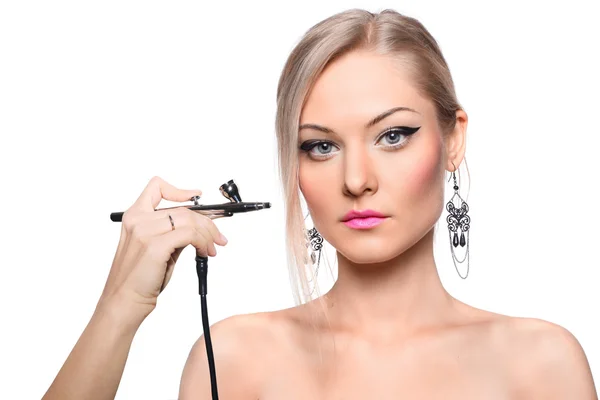 Bir kız modeli el airbrush ile moda portre. — Stok fotoğraf