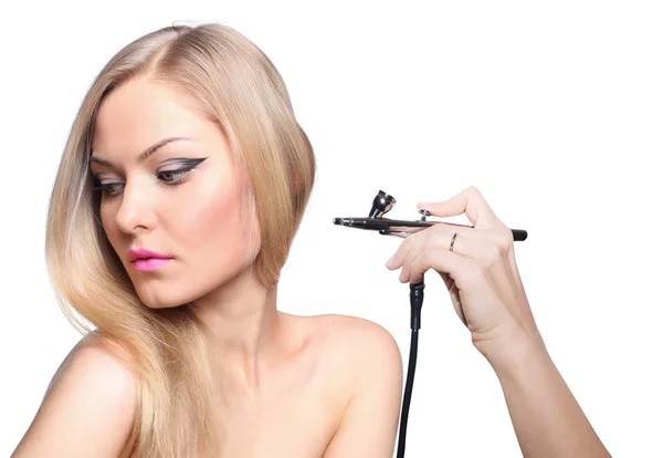 Fashionabla porträtt av en flicka modell med hand airbrush. Mode, glamour tillbehör, makeup på kvällen. — Stockfoto