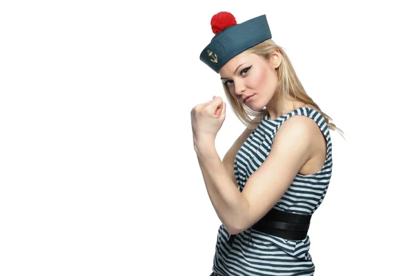 Nuori vaalea nainen merimies poseeraa univormussaan ja katselee kameraa, joka on eristetty valkoisella taustalla — kuvapankkivalokuva