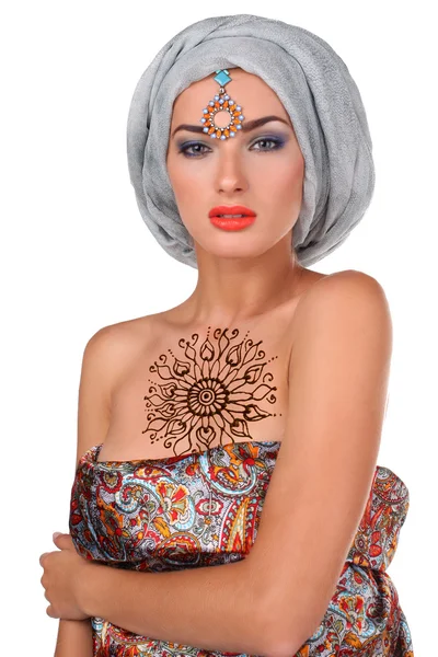 Keleti stílusú elszigetelt fehér háttér a turbán viselt szép elegáns nő — Stock Fotó