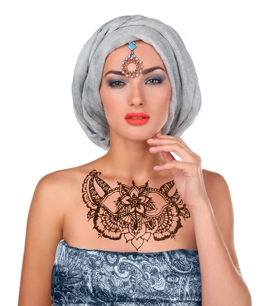 Vacker elegant kvinna i orientalisk stil klädd i turban isolerade i vit bakgrund — Stockfoto