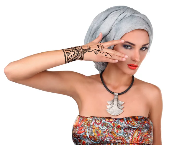 Bela mulher elegante em estilo oriental vestindo em turbante isolado em fundo branco — Fotografia de Stock