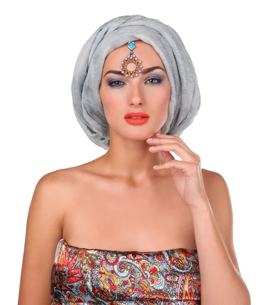 Vacker elegant kvinna i orientalisk stil klädd i turban isolerade i vit bakgrund — Stockfoto