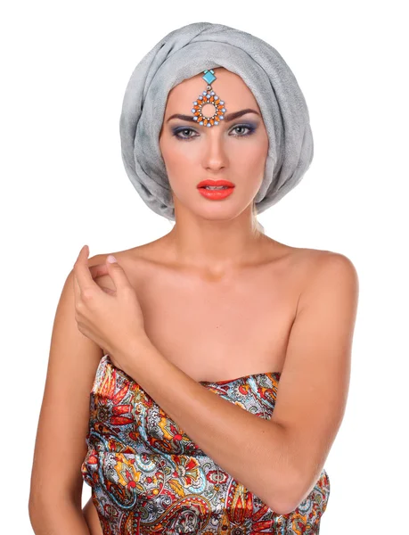 Bella donna elegante in stile orientale indossa in turbante isolato in sfondo bianco — Foto Stock