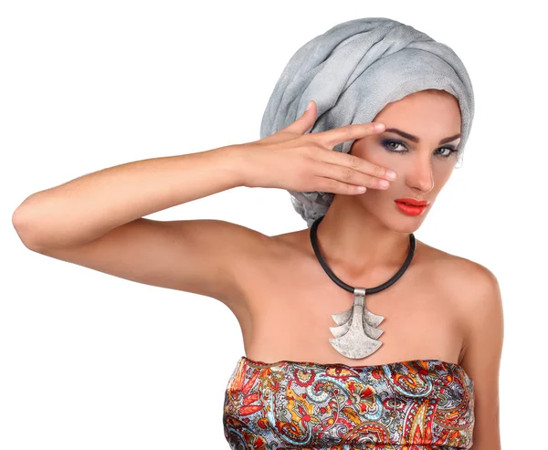 Krásná stylová žena v orientálním stylu nosí turban izolovány v bílém pozadí — Stock fotografie