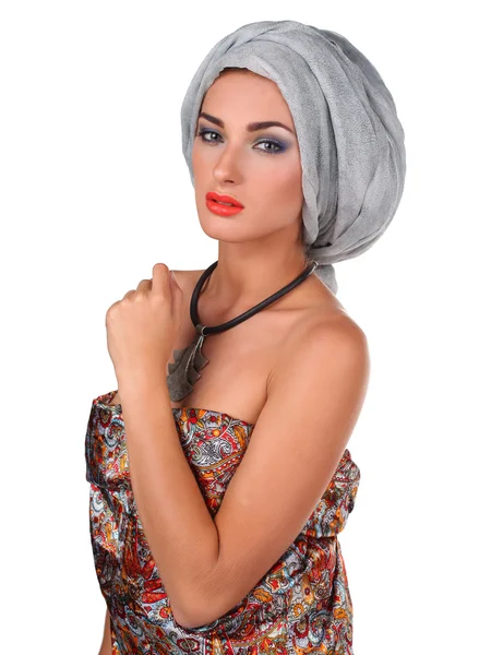 Krásná stylová žena v orientálním stylu nosí turban izolovány v bílém pozadí — Stock fotografie