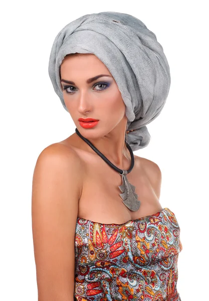 Bela mulher elegante em estilo oriental vestindo em turbante isolado em fundo branco — Fotografia de Stock