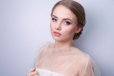 güzel kadın Gelin Tacı başına parlak arka plan, kopya alanı üzerinde ile