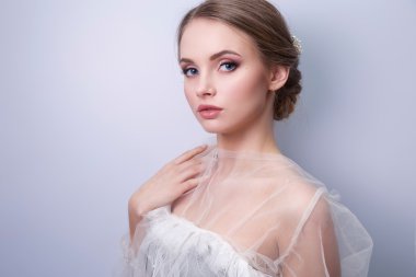 güzel kadın Gelin Tacı başına parlak arka plan, kopya alanı üzerinde ile