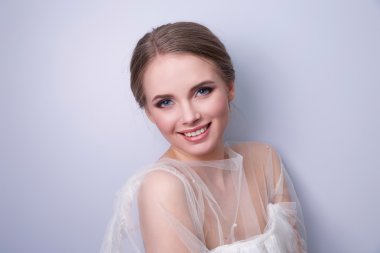 güzel kadın Gelin Tacı başına parlak arka plan, kopya alanı üzerinde ile