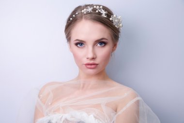 güzel kadın Gelin Tacı başına parlak arka plan, kopya alanı üzerinde ile