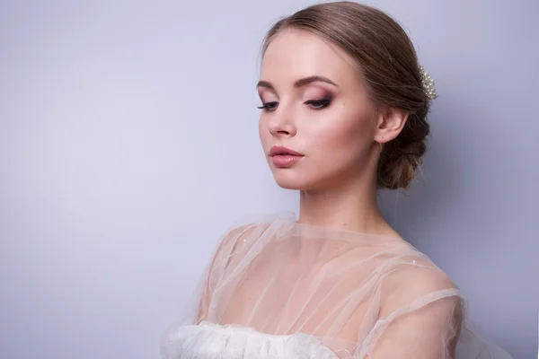 Bella sposa donna con tiara sulla testa su sfondo luminoso, spazio copia — Foto Stock