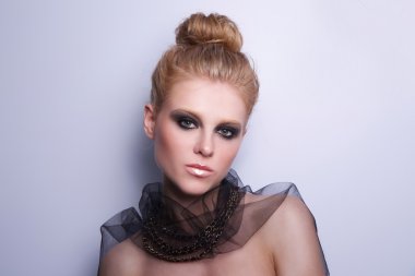 Yaratıcı makyajlı kadın.