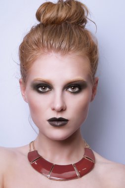 . Yaratıcı makyajlı kadın.