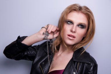 . Yaratıcı makyajlı kadın.