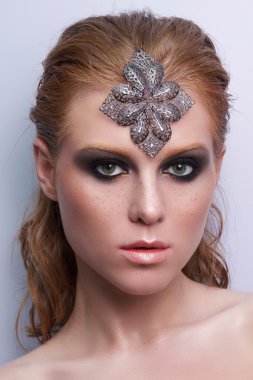 Güzellik moda modeli kadın yüzü, mükemmel makyaj.