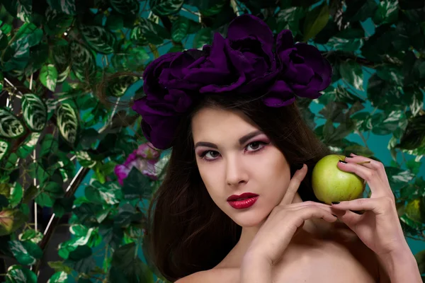 Vacker flicka med ett äpple — Stockfoto
