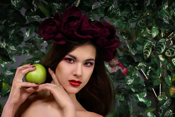 Beautiful girl with an apple — Stock Photo, Image