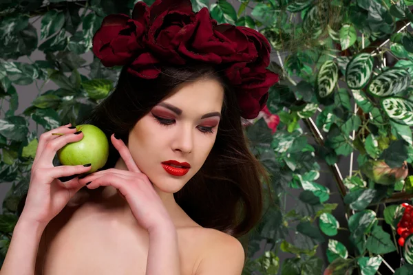 Gadis cantik dengan apel — Stok Foto