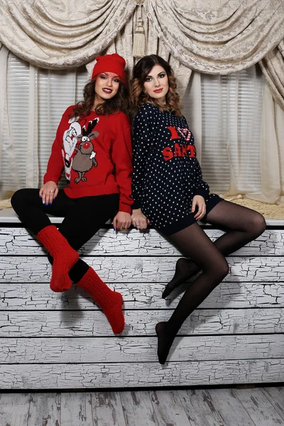 Deux amis filles en chandails de Noël drôles  . — Photo