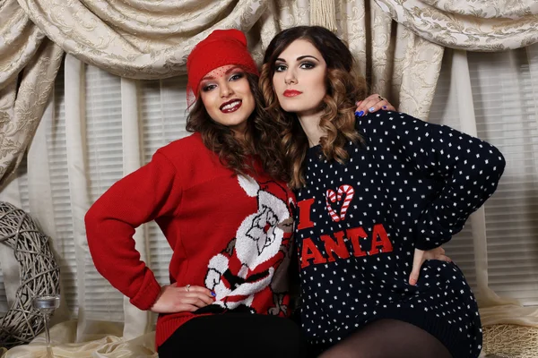 Deux amis filles en chandails de Noël drôles  . — Photo