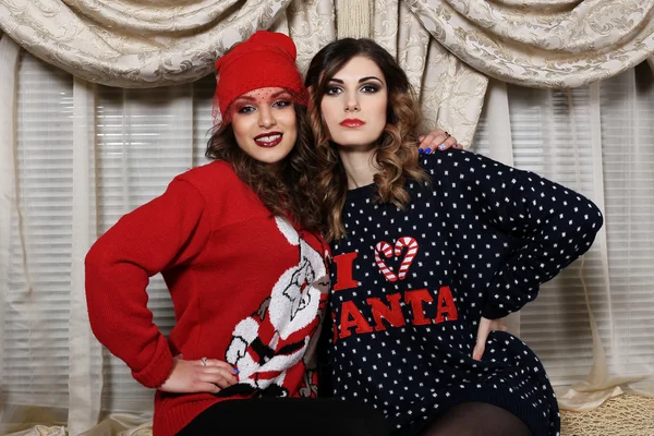 Deux amis filles en chandails de Noël drôles  . — Photo