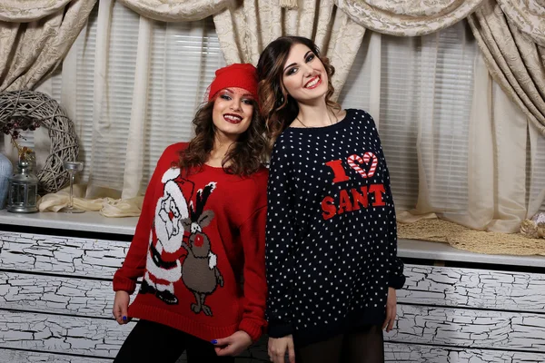 Dois amigos meninas em camisolas engraçadas de Natal  . — Fotografia de Stock