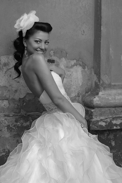 Beautiful brunette bride black and white photo — Stock Photo, Image