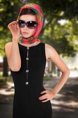 retro tarzı güzel bir genç kadın