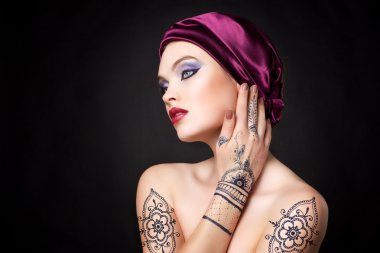 Mehdi hijab içinde güzel bir kadınla oryantal tarzı