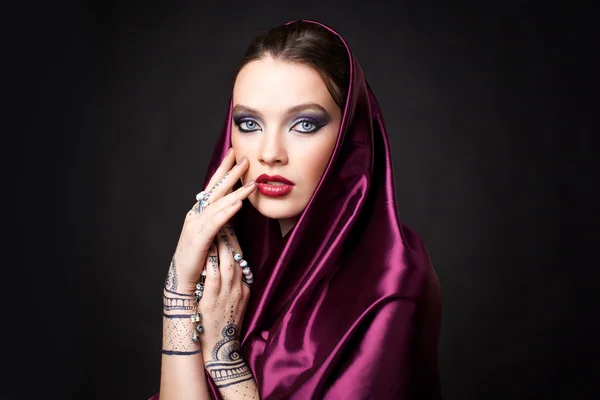 Bella donna in stile orientale con mehendi in hijab — Foto Stock