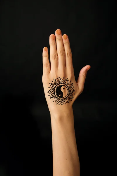 Hand mit mehendi auf schwarzem Hintergrund — Stockfoto