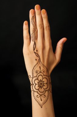 Siyah arka plan üzerine mehendi el
