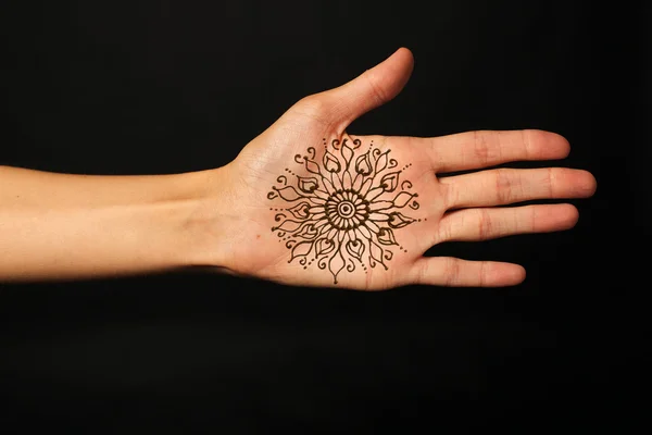 Hand mit mehendi auf schwarzem Hintergrund — Stockfoto