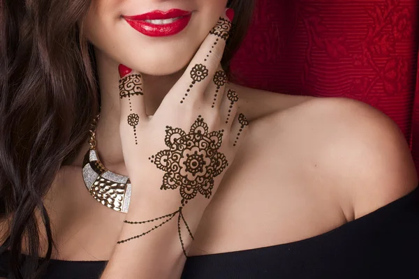 Woman shoulder hand with mehendi — Stock Photo, Image