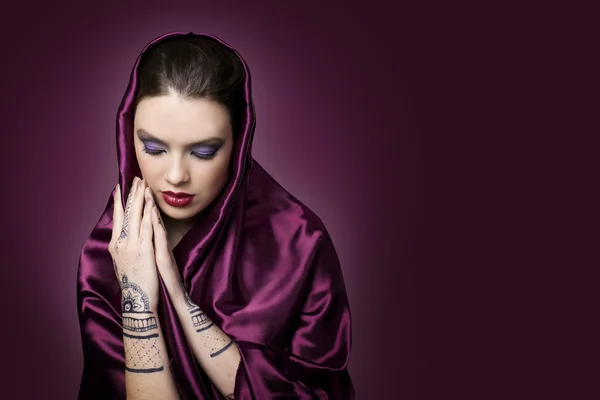 Schöne Frau im orientalischen Stil mit mehendi im Hijab — Stockfoto