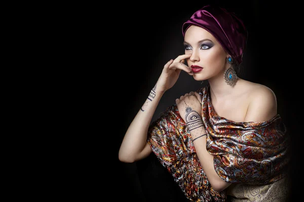 Wanita cantik dalam gaya oriental dengan mehendi dalam hijab — Stok Foto
